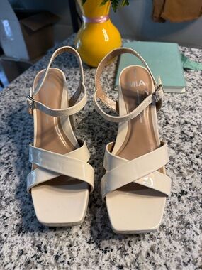 NEW MIA Women's Beige Patent Leather Crisscross Block Heel Sandals